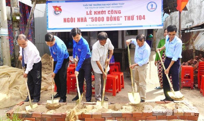 Các đại biểu thực hiện nghi thức khởi công “Ngôi nhà 5.000 đồng” trên địa bàn xã Tân Hộ Cơ.