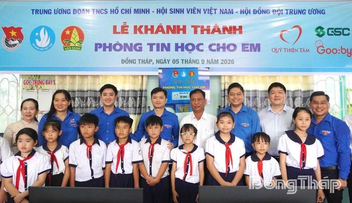 Các đại biểu chụp ảnh lưu niệm khánh thành công trình "Phòng tin học cho em".