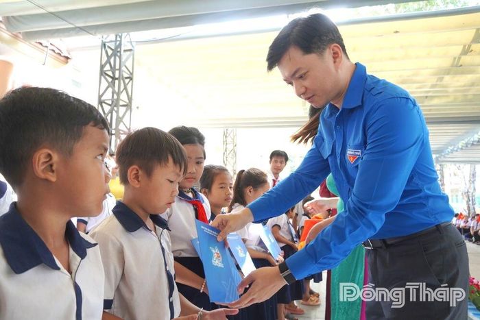 Đồng chí Nguyễn Minh Triết trao học bổng “Tiếp sức đến trường” cho các em Trường Tiểu học và THCS Tân Hộ Cơ.