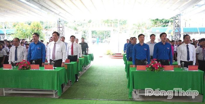 Các đại biểu thực hiện nghi thức chào cờ.