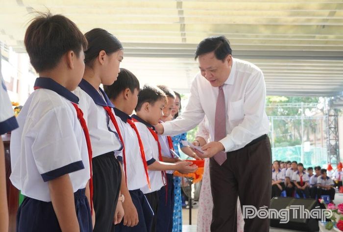  Đồng chí Phạm Thành Ngại tặng quà cho các em học sinh có hoàn cảnh khó khăn thuộc Trường Tiểu học và THCS Tân Hộ Cơ.