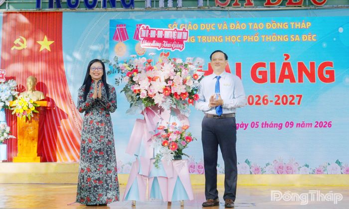Đồng chí Nguyễn Thị Kim Tuyến, Ủy viên Ban Thường vụ, Trưởng Ban Tuyên giáo Tỉnh ủy Đồng Tháp tặng lẵng hoa chúc mừng Trường THPT Sa Đéc nhân dịp khai giảng năm học mới.