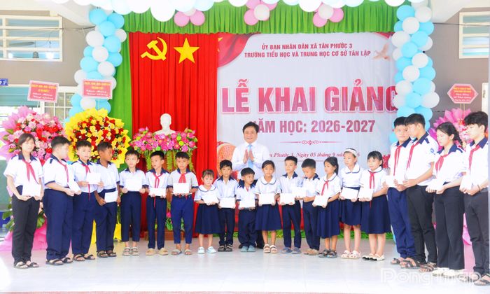 Đồng chí Trần Văn Dũng, Ủy viên Ban Thường vụ Tỉnh ủy, Phó Chủ tịch Thường trực UBND tỉnh Đồng Tháp trao 20 suất học bổng cho học sinh Trường Tiểu học và THCS Tân Lập.