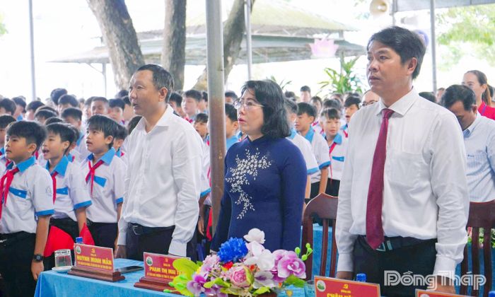 Đồng chí Phạm Thị Mai Tiên, Ủy viên Ban Thường vụ, Chánh Văn phòng Tỉnh ủy cùng đại biểu, cán bộ, giáo viên và học sinh Trường THCS và THPT Hòa Bình thực hiện nghi thức chào cờ tại Lễ khai giảng năm học 2026 - 2027.