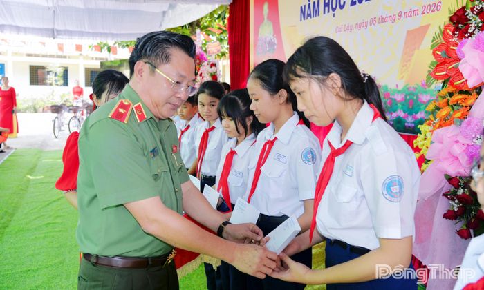 Thiếu tướng Lâm Phước Nguyên, Ủy viên Ban Thường vụ Tỉnh ủy, Giám đốc Công an tỉnh Đồng Tháp đại diện lãnh đạo tỉnh trao quà cho học sinh có hoàn cảnh khó khăn.