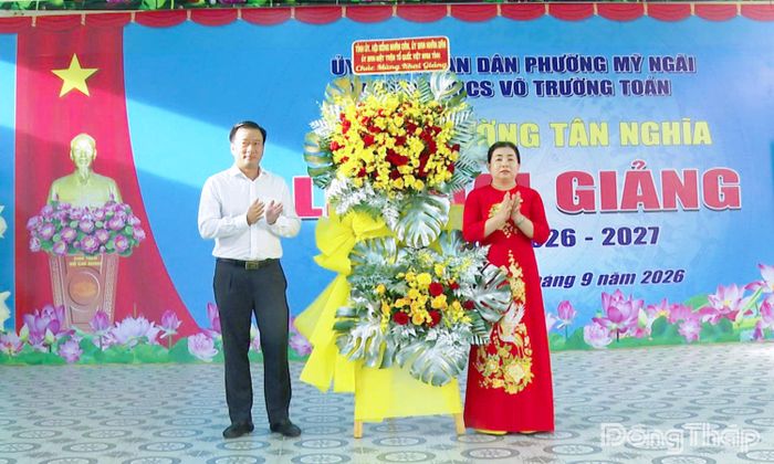 Đồng chí Nguyễn Phước Thiện, Tỉnh ủy viên, Phó Chủ tịch UBND tỉnh Đồng Tháp tặng hoa chúc mừng Trường THCS Võ Trường Toản.