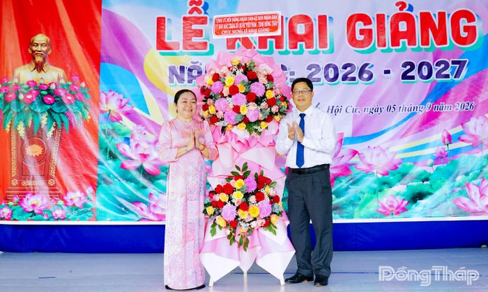 Đồng chí Trần Thanh Nguyên, Ủy viên Ban Thường vụ Tỉnh ủy, Phó Chủ tịch HĐND tỉnh Đồng Tháp tặng lẵng hoa chúc mừng Lễ khai giảng năm học mới của Trường Tiểu học và THCS Phan Văn Ba - Điểm trường Hậu Mỹ Phú (xã Hội Cư). 