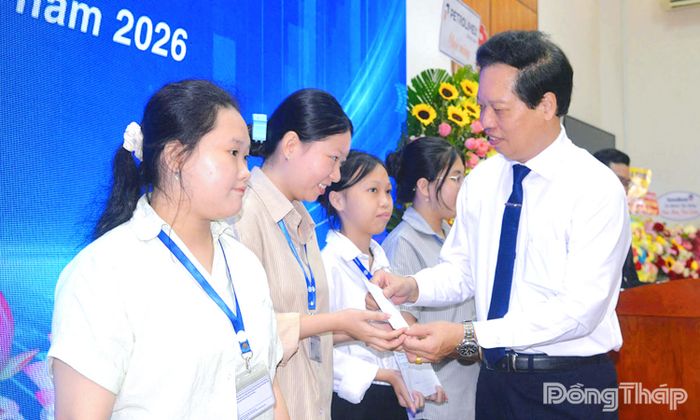 Đồng chí Nguyễn Thành Diệu, Tỉnh ủy viên, Phó Chủ tịch UBND tỉnh Đồng Tháp  trao học bổng cho sinh viên vượt khó học tốt của Trường Đại học Tiền Giang.