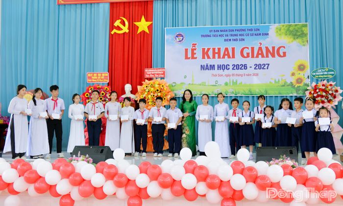 Thay mặt Tỉnh ủy Đồng Tháp, đồng chí Nguyễn Thị Lan, Ủy viên Ban Thường vụ, Chủ nhiệm Ủy ban Kiểm tra Tỉnh ủy Đồng Tháp trao học bổng “Vượt khó học tốt” cho học sinh nghèo, cận nghèo và có hoàn cảnh khó khăn, vươn lên trong học tập tại Trường Tiểu học và THCS Nam Định - Điểm trường Thới Sơn (phường Thới Sơn).