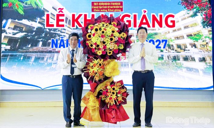 Đồng chí Huỳnh Minh Tuấn, Tỉnh ủy viên, Phó Chủ tịch UBND tỉnh Đồng Tháp tặng hoa chúc mừng Trường THPT Chuyên Tiền Giang.