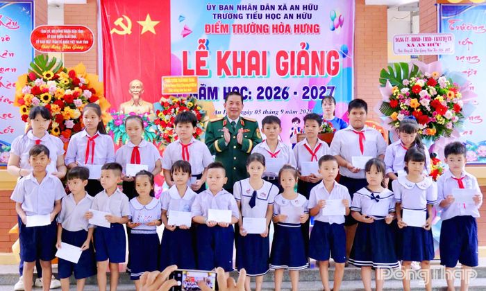 Thiếu tướng Trần Minh Trang, Ủy viên Ban Thường vụ Tỉnh ủy, Chỉ huy trưởng Bộ Chỉ huy Quân sự tỉnh Đồng Tháp trao tặng học bổng cho các em học sinh.