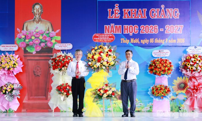 Đồng chí Đinh Văn Dũng, Ủy viên Ban Thường vụ Tỉnh ủy, Phó Chủ tịch Thường trực Ủy ban MTTQ Việt Nam tỉnh Đồng Tháp trao tặng lẵng hoa chúc mừng Trường THPT Tháp Mười.