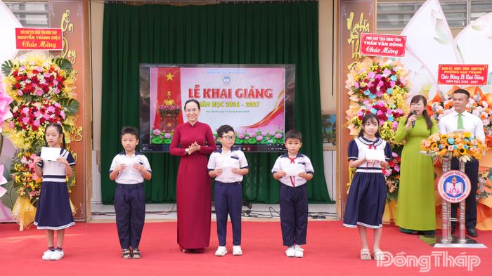Trao tặng học bổng cho các em học sinh.
