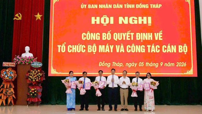 Phó Chủ tịch UBND tỉnh Huỳnh Minh Tuấn trao Quyết định và tặng hoa cho Hiệu trưởng và các Phó Hiệu trưởng Trường Cao đẳng Y tế Đồng Tháp. Ảnh: Trường CĐYT Đồng Tháp