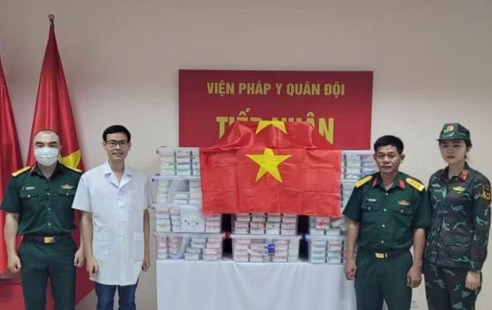 Bộ Chỉ huy Quân sự tỉnh Gia Lai bàn giao mẫu sinh phẩm hài cốt liệt sĩ cho Viện Pháp y Quân đội để giám định ADN. Ảnh: N.Hoàng