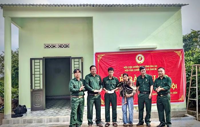 Đại diện Hội Cựu chiến binh xã Chư Sê bàn giao nhà cho gia đình hội viên Rah Lan Đua (thôn Vinh Hà). Ảnh: T.P