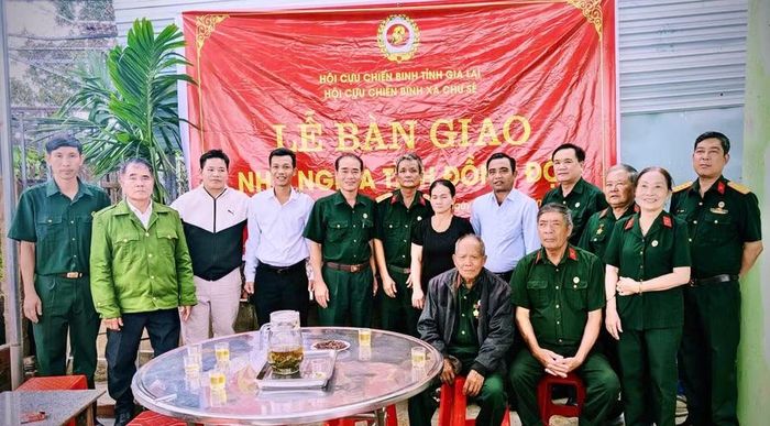 Trao nhà "Nghĩa tình đồng đội" cho gia đình hội viên Trần Đình Thuận (thứ 6 từ trái sang) ở thôn Kê, xã Chư Sê. Ảnh: T.P