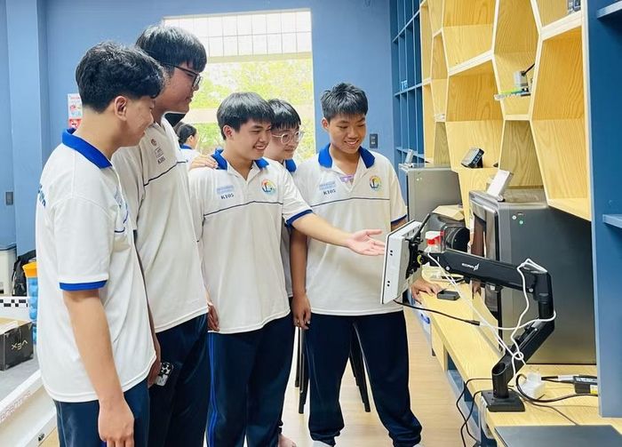  Học sinh Trường THPT Quốc học Quy Nhơn trải nghiệm hoạt động STEM. Ảnh: Hồ Điểm 