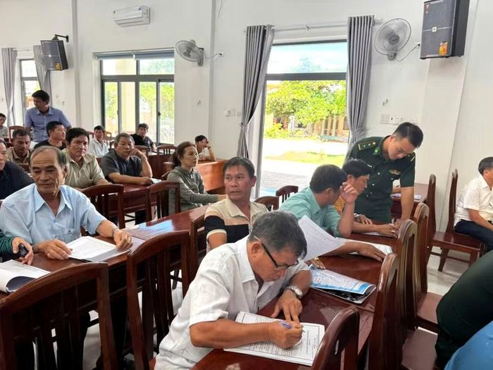 Lực lượng chức năng vận động ngư dân các xã, phường ven biển ký cam kết không khai thác thủy sản trái phép. Ảnh: N.T