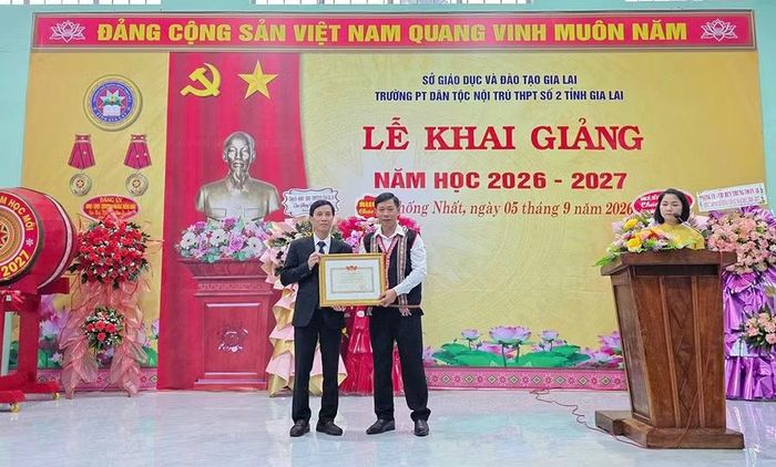Trường Phổ thông Dân tộc nội trú THPT số 2 tỉnh Gia Lai được Chủ tịch UBND tỉnh tặng danh hiệu Tập thể lao động xuất sắc năm 2025. Ảnh: Ngọc Sang