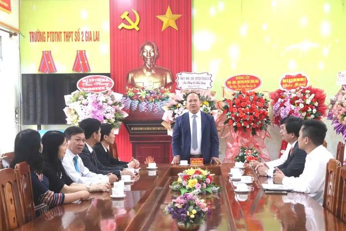 Phó Bí thư Thường trực Tỉnh ủy Rah Lan Chung phát biểu tại buổi thăm nhà trường. Ảnh: Ngọc Sang