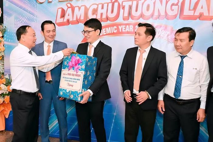  Bí thư Tỉnh ủy Thái Đại Ngọc (bìa trái) tặng quà cho tập thể cán bộ, giáo viên Trường Quốc tế Châu Á Thái Bình Dương nhân ngày khai giảng năm học mới. Ảnh: Đức Thụy 