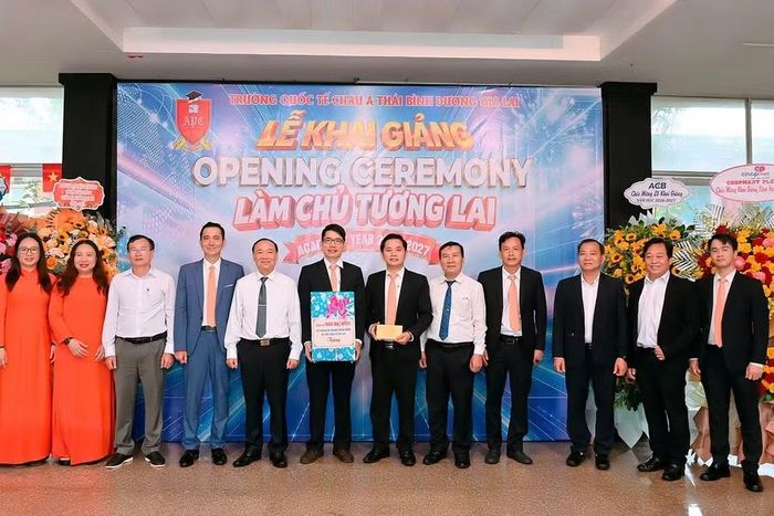  Bí thư Tỉnh ủy Thái Đại Ngọc (thứ 5 từ trái sang) chụp hình lưu niệm với đội ngũ cán bộ, giáo viên Trường Quốc tế Châu Á Thái Bình Dương. Ảnh: Đức Thụy 