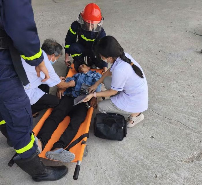  Thực tập triển khai đội hình cứu hộ, đưa nạn nhân ra ngoài để kịp thời sơ cấp cứu. Ảnh: ĐVCC 