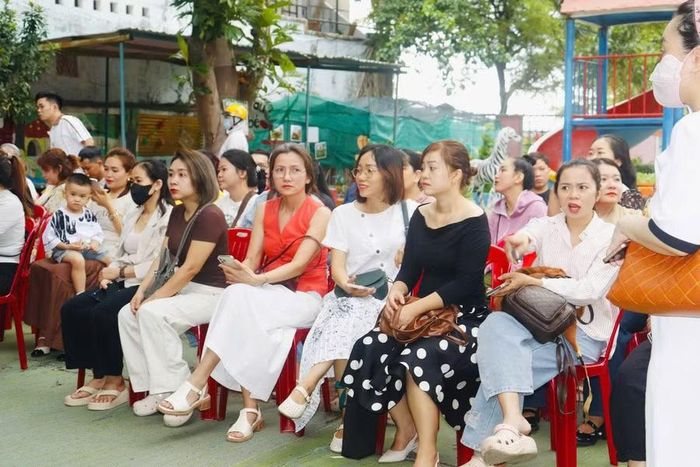  Phụ huynh đồng hành cùng con trong ngày tựu trường. Ảnh: Hồ Điểm 