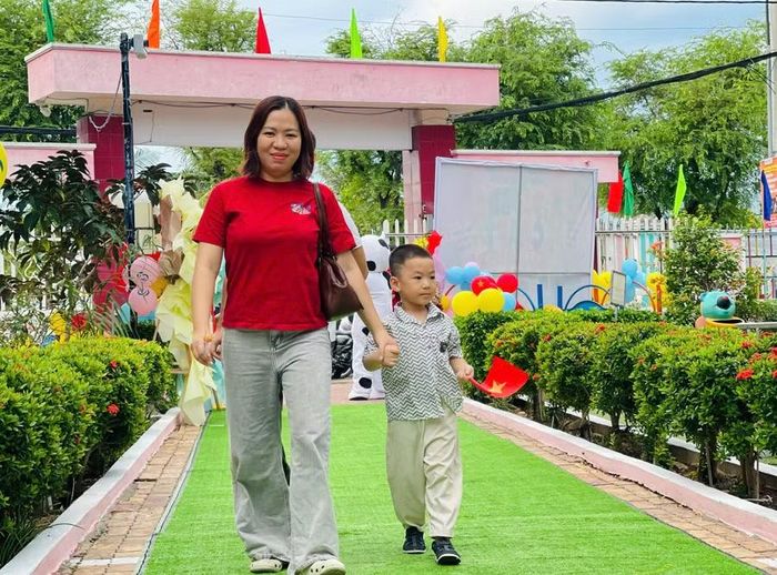  Phụ huynh đồng hành cùng con trong ngày đầu khai giảng. Ảnh: Hồ Điểm 