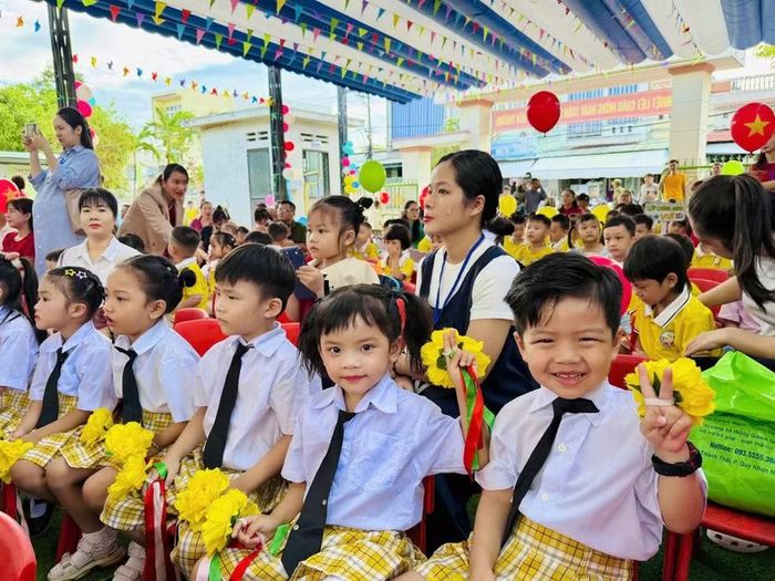  Trẻ mầm non hào hứng đón năm học mới. Ảnh: Nguyễn Chơn 