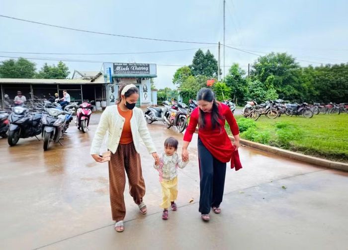  Phụ huynh Trường Mầm non Ia Phí (xã Ia Phí) đưa trẻ đến trường. Ảnh: Ngọc Duy 