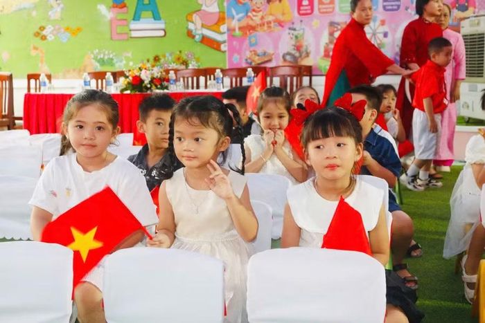  Trẻ sẵn sàng bước vào năm học mới. Ảnh: Hồ Điểm 