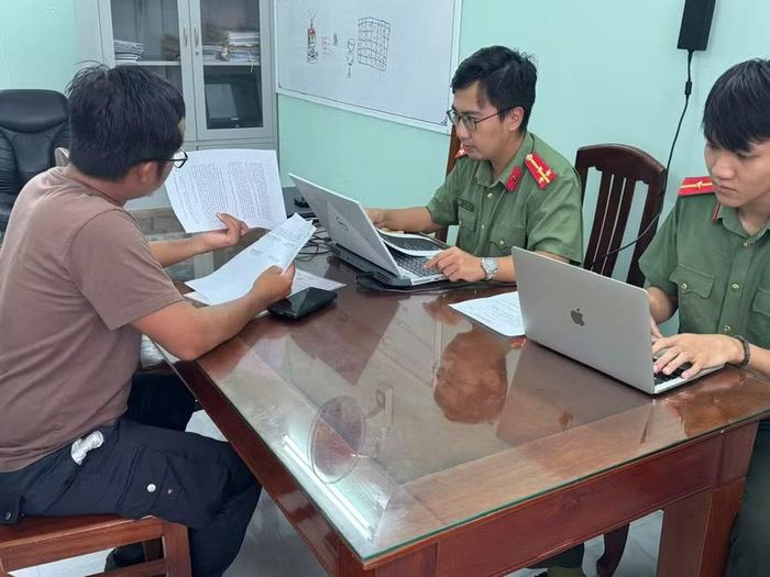 Cơ quan Công an làm việc với ông T.Q.V. Ảnh: Sơn Lâm