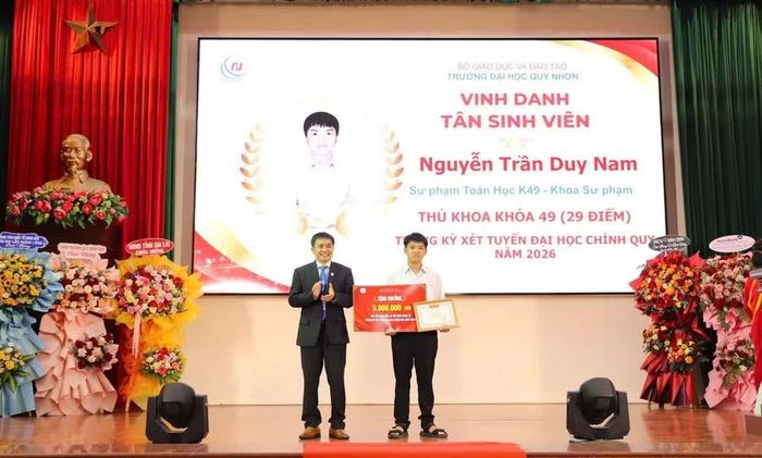 Nhà trường tuyên dương và tặng thưởng sinh viên Nguyễn Trần Duy Nam (lớp Sư phạm Toán học K49) đạt 29 điểm trong kỳ xét tuyển đại học chính quy năm 2026. Ảnh: H.Đ