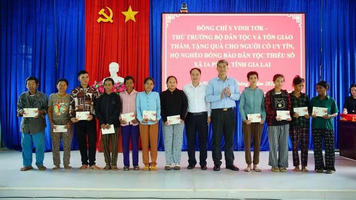  Hộ đồng bào DTTS nghèo được hỗ trợ 1 triệu đồng/hộ. Ảnh: Ngọc Thu 