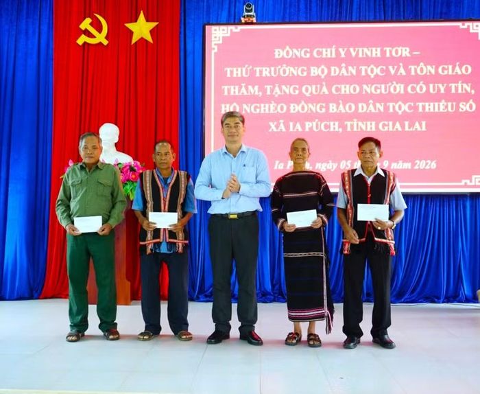  Thứ trưởng Y Vinh Tơr (đứng giữa) tặng quà 4 người có uy tín tại xã Ia Púch. Ảnh: Ngọc Thu 