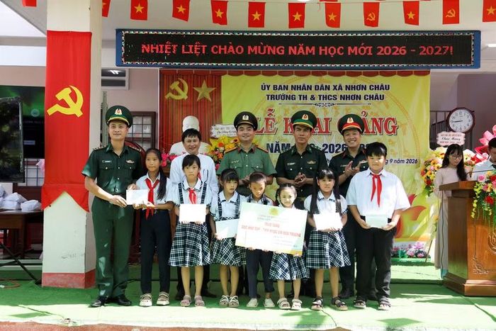  Đại đội Hỗn hợp Đảo Cù Lao Xanh và Đồn Biên phòng Nhơn Châu trao quà cho học sinh có hoàn cảnh khó khăn của Trường Tiểu học và THCS Nhơn Châu. Ảnh: H.P 