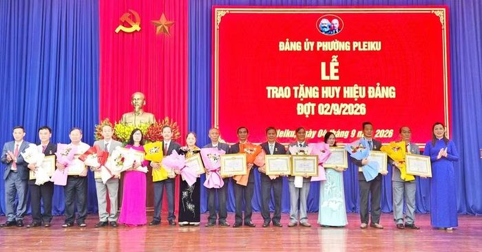  Đảng ủy phường trao, truy tặng Huy hiệu Đảng cho 313 đảng viên. Ảnh: Bá Bính 
