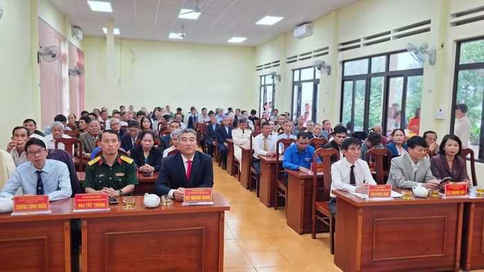  Tại các địa phương, việc trao, truy tặng Huy hiệu Đảng được tổ chức trang trọng. Ảnh: Bá Bính 