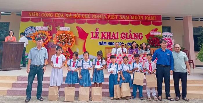 Tặng quà cho học sinh khó khăn tại xã Tuy Phước. Ảnh: ĐVCC