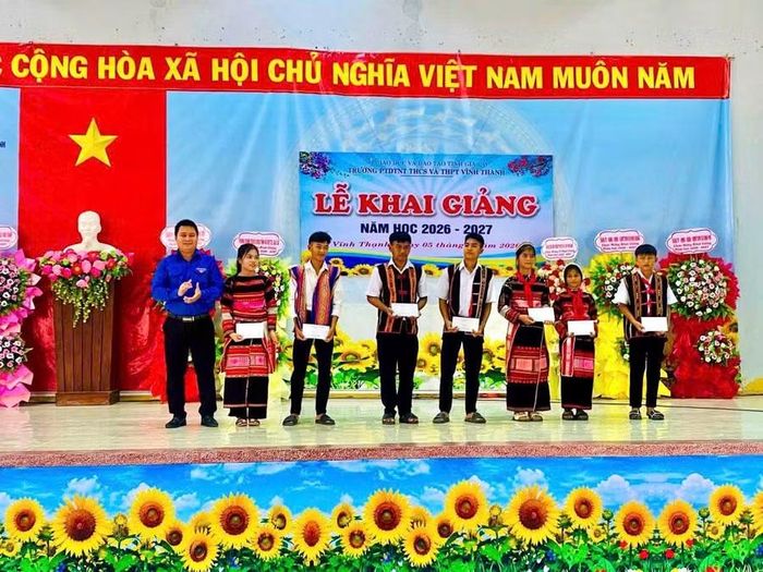 Tặng quà cho học sinh Trường Phổ thông Dân tộc nội trú THCS và THPT Vĩnh Thạnh. Ảnh: ĐVCC