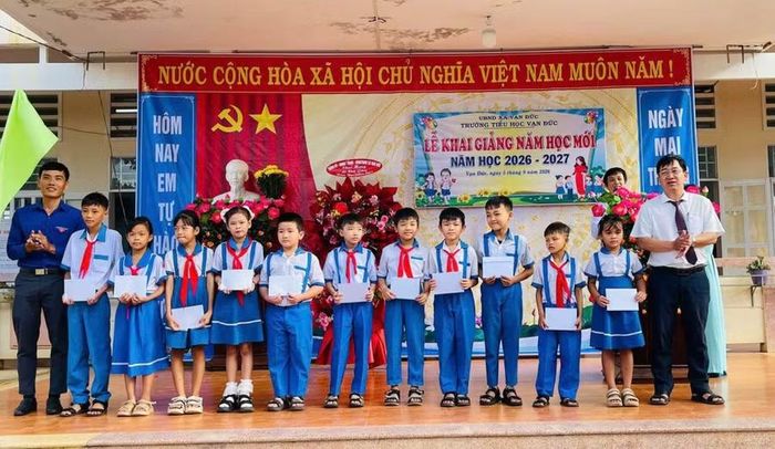 Tặng quà cho học sinh khó khăn tại xã Vạn Đức. Ảnh: ĐVCC