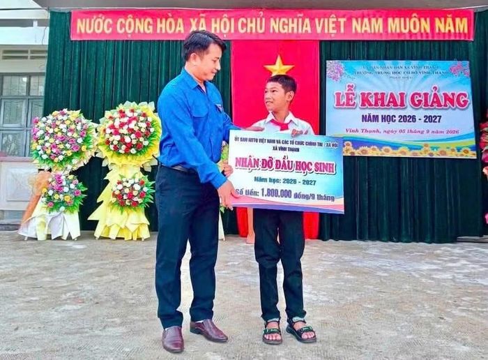 Nhận đỡ đầu học sinh dịp khai giảng năm học mới tại xã Vĩnh Thạnh. Ảnh: ĐVCC