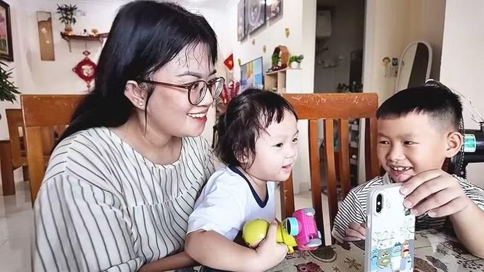 Cả nhà chị Trần Thị Phượng vui vẻ chờ cuộc gọi điện thoại của bố từ Trường Sa.