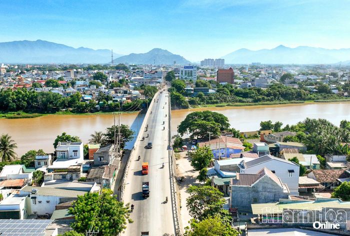 Cầu Đạo Long 1 bắc qua sông Dinh trên đường Thống Nhất, phường Phan Rang.