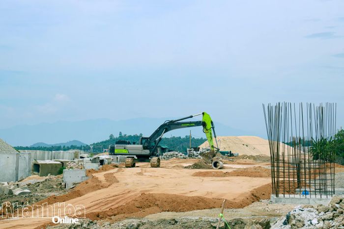 Thi công tuyến đường ven biển Vạn Ninh đi Ninh Hòa.