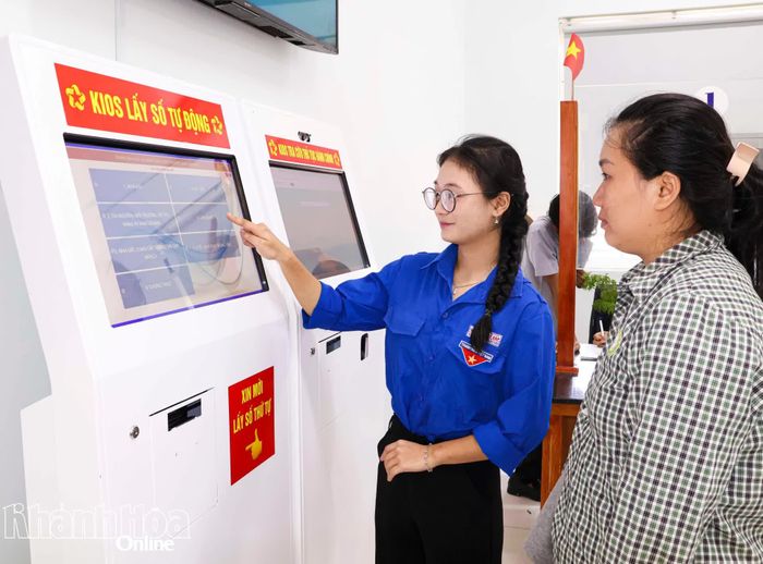 Tổ công nghệ số cộng đồng phường Đông Ninh Hòa hướng dẫn người dân thực hiện các thủ tục hành chính.