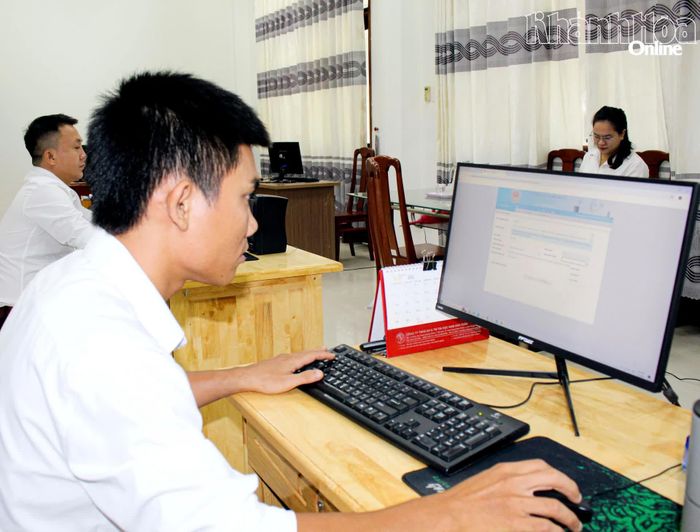 Cán bộ phường Đông Hải làm việc trên môi trường số.