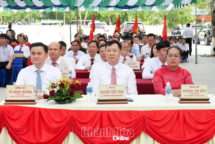 Lãnh đạo Vụ Giáo dục Đại học (Bộ Giáo dục và Đào tạo), Sở Giáo dục và Đào tạo, địa phương tham dự lễ khai giảng tại điểm cầu Khánh Hòa.